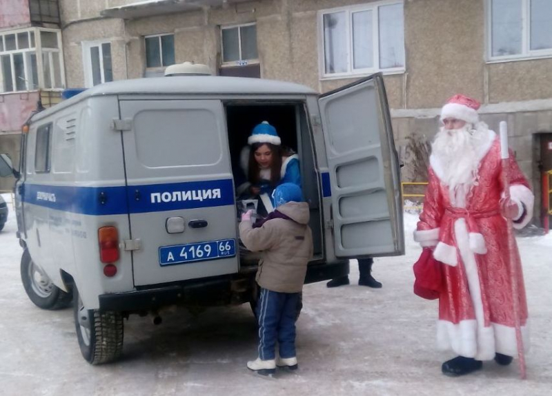 Нижние Серги посетил «Полицейский Дед Мороз»