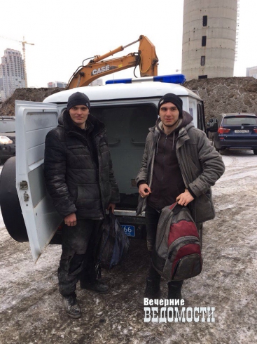 Сотрудники полиции отвезли парашютистов, прыгнувших в Екатеринбурге с недостроенной телебашни, в ОП № 5