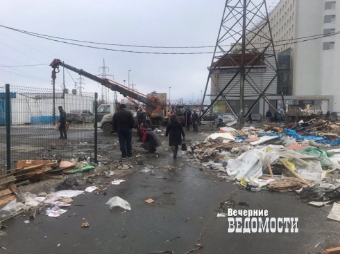 Власти Екатеринбурга снесли стихийный рынок возле «Таганского Ряда»