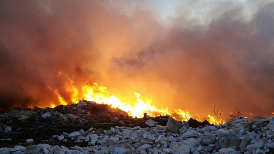 В Чкаловском районе Екатеринбурга горит несанкционированная свалка