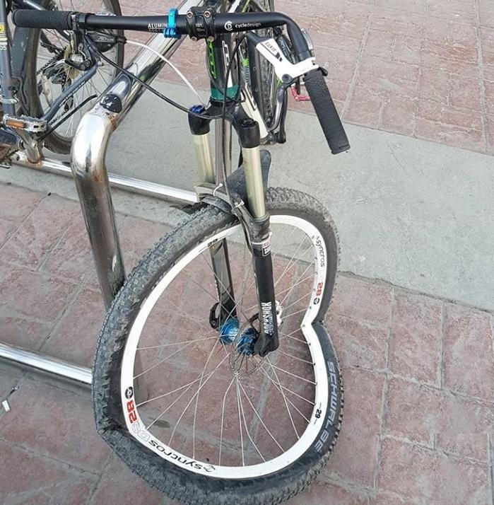 Автомобильный беспредел в Екатеринбурге: парни на BMW, объезжая пробку по тротуару, избили велосипедиста и раздавили велосипед
