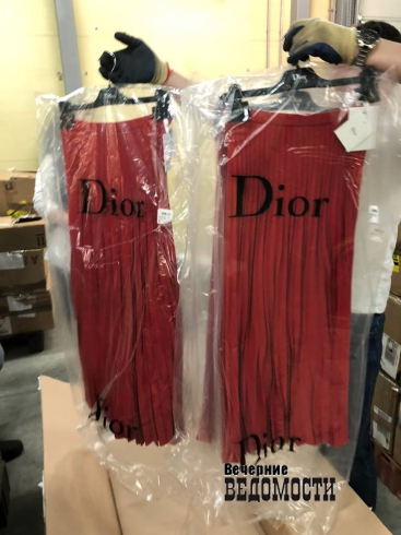 Уральских шопоголиков оставили без Dior: сотрудники таможни и ФСБ задержали крупную партию люксовой одежды в Екатеринбурге