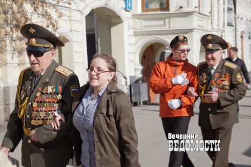 Вместо администрации Екатеринбурга транспорт для ветеранов ВОВ на парад Победы организовали общественники
