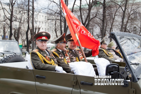 Вместо администрации Екатеринбурга транспорт для ветеранов ВОВ на парад Победы организовали общественники