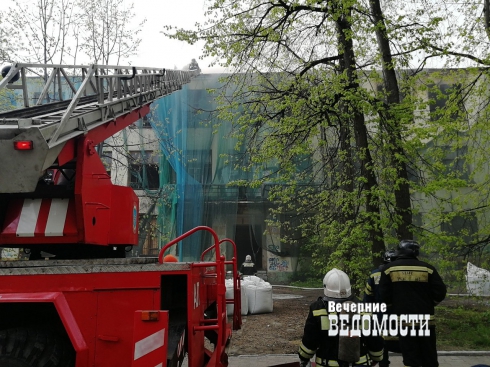 В центре Екатеринбурга, на проспекте Ленина, загорелось заброшенное здание