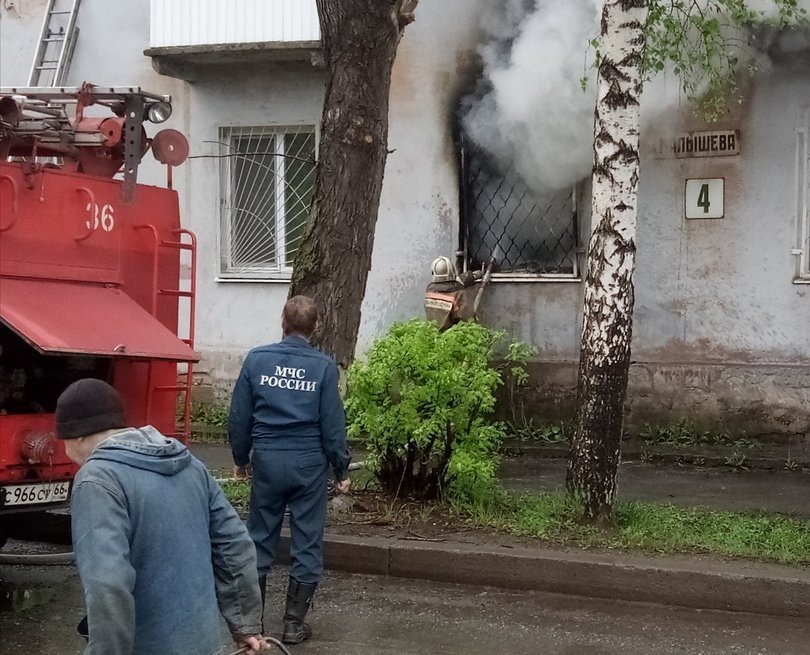 Спасение из горящей квартиры к жителю Нижнего Тагила пришло через окно