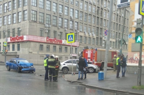 В Екатеринбурге в ДТП на Малышева пострадал мужчина
