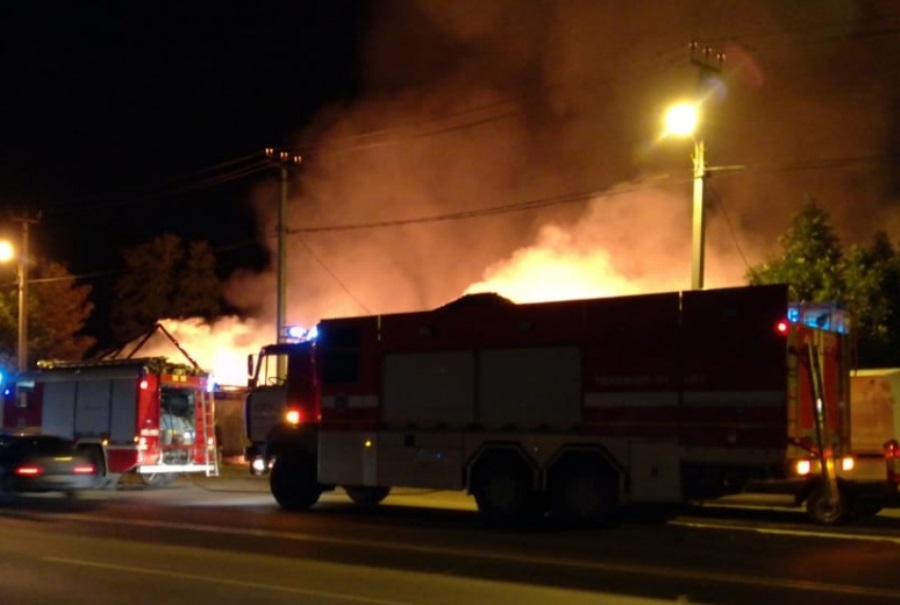 На проспекте Космонавтов в Екатеринбурге сгорели два частных дома
