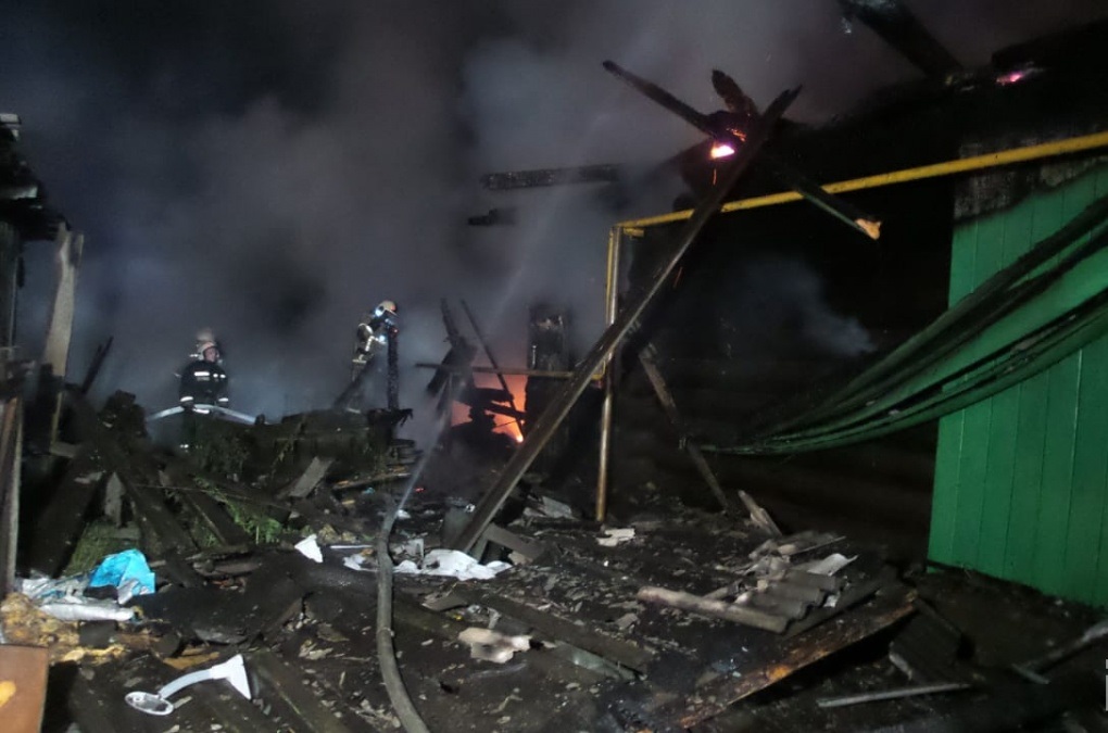 На проспекте Космонавтов в Екатеринбурге сгорели два частных дома
