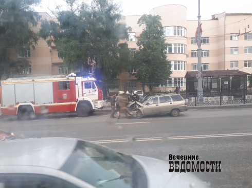 В Екатеринбурге рядом с Центральным стадионом произошло ДТП. Пострадали женщина и ребёнок