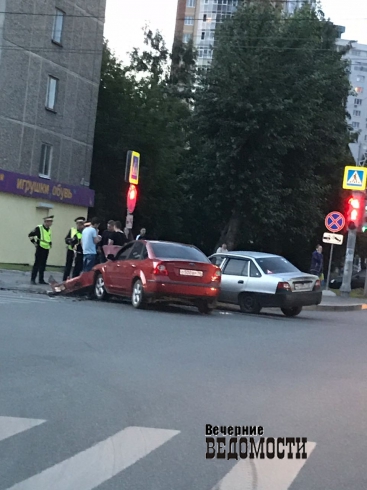 На ВИЗе недалеко от «Екатеринбург Арены» столкнулись две иномарки