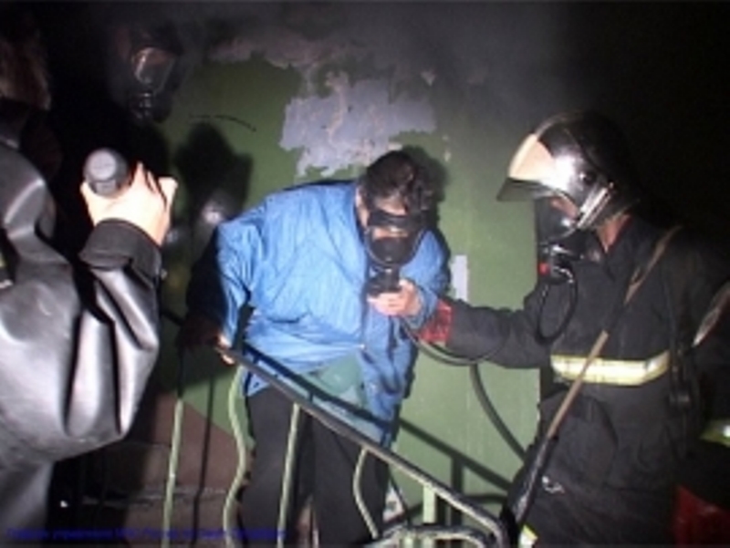 Ночью в Екатеринбурге горело многоквартирник. Чтобы спастись, люди выпрыгивали из окон