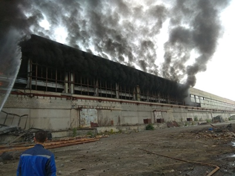 В Новоуральске крупный пожар. Горит один из цехов обанкротившегося АМУРа
