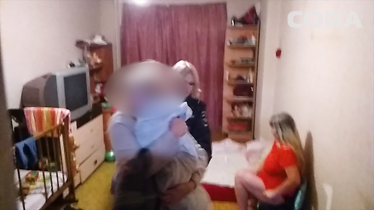 В Екатеринбурге мужчина заперся в квартире с ребенком и угрожал прибывшим на помощь полицейским