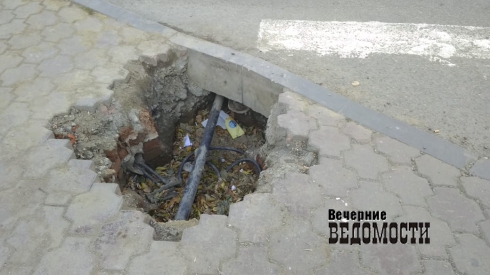 Проверка на внимательность: в центре Екатеринбурга у пешеходного перехода появилась яма без какого-либо ограждения