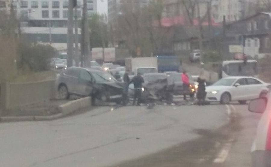 Жёсткая автомобильная «заруба» на улице Щербакова в Екатеринбурге, но, к счастью, обошлось без жертв