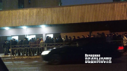 В Екатеринбурге рабочие отстаивают 1,5-часовые очереди на проходной легендарного завода
