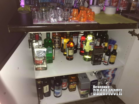 Полицейские выявили нелегальный кальян-бар напротив Генпрокуратуры в УрФО