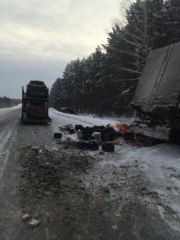 Молочная авария: на трассе Екатеринбург - Тюмень грузовик с молоком влетел в автовоз