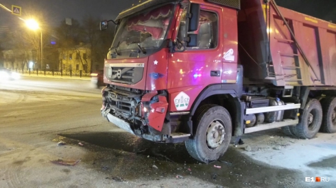 Водителя вытаскивали: в Екатеринбурге самосвал снёс легковушку