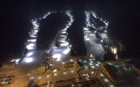 Как сотни звёзд: массовый спуск сноубордистов и лыжников с фонариками прошёл под Нижним Тагилом