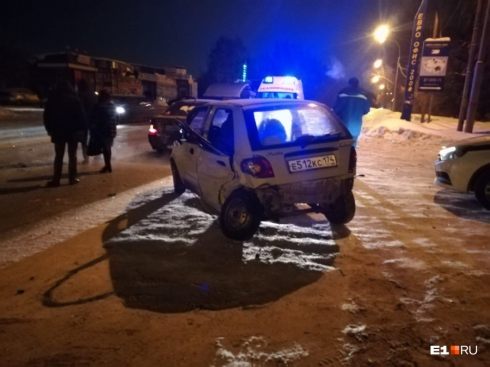 Женщина вылетела из автомобиля: в Екатеринбурге на Эльмаше произошло ДТП