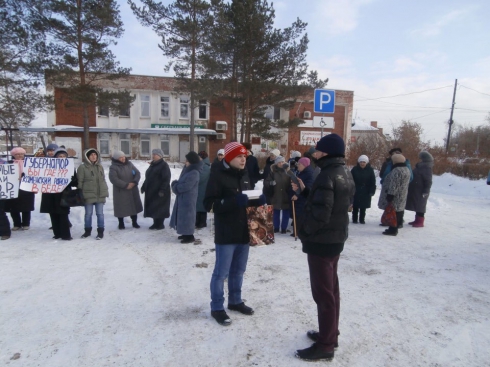 В свердловском поселке жители потребовали отставки главы и наказания для коммунальщиков