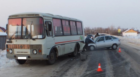 В Кургане девушка на легковушке врезалась в стоящий пассажирский атобус