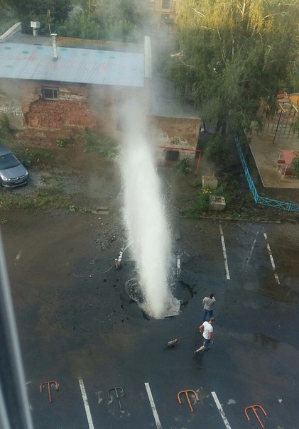 «Это нормально». В Екатеринбурге из-под земли забили гейзеры (ФОТО) «Это нормально». В Екатеринбурге из-под земли забили гейзеры (ФОТО)
