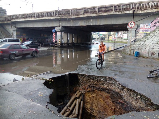 В Екатеринбурге из-за ливня обвалился асфальт В Екатеринбурге из-за ливня обвалился асфальт