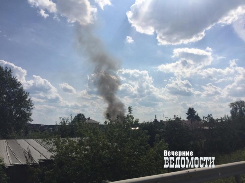 Под Екатеринбургом загоревшаяся баня едва не спалила дом (ФОТО)