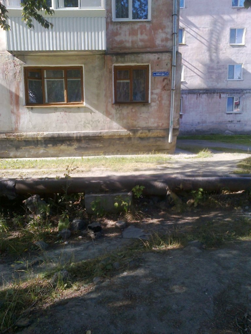 Жителей Баранчинского заблокировала теплотрасса. Не проедет ни скорая, ни пожарная (фото)