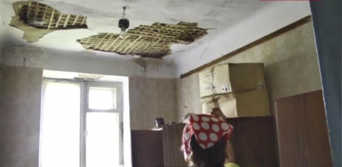 «Крыша еще не упала, но скоро упадет». Жители двухэтажки в Белоярском районе боятся, что их дом развалится на куски (ФОТО)