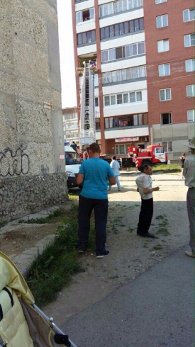 Пожарная лестница «вырвала» балкон в Верхней Пышме (ФОТО)