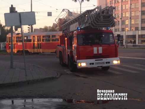 В Екатеринбурге из-за пожара в центре города эвакуировали персонал кафе (фото)