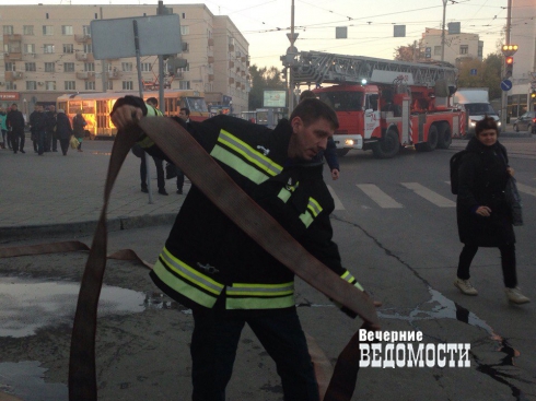 В Екатеринбурге из-за пожара в центре города эвакуировали персонал кафе (фото)