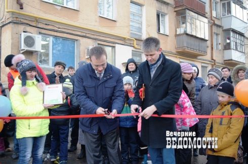 Жильцы дома на Уралмаше избавились от «гряземесов» (ФОТО) Жильцы дома на Уралмаше избавились от «гряземесов» (ФОТО)
