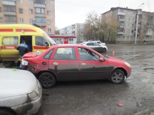 На улице Куйбышева в Кургане столкнулись 5 автомобилей (ФОТО)