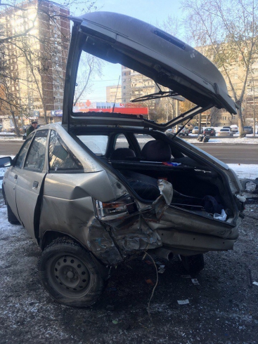 В Екатеринбурге неизвестный протаранил пять припаркованных машин на ЖБИ