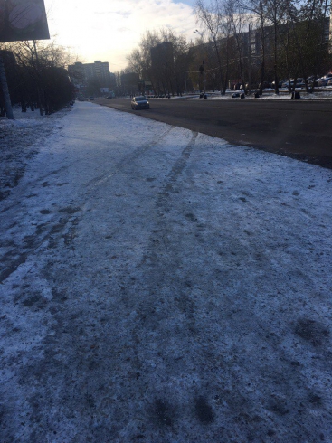 В Екатеринбурге неизвестный протаранил пять припаркованных машин на ЖБИ