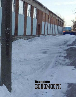 Екатеринбургские коммунальщики убрали снег с улицы на территорию частного предприятия Екатеринбургские коммунальщики убрали снег с улицы на территорию частного предприятия