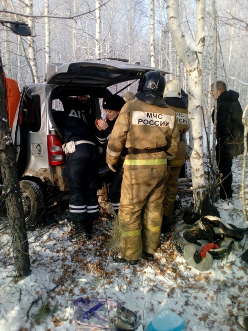 В Невьянске КамАЗ расплющил легковушку. Погибли женщина и ребенок (фото)