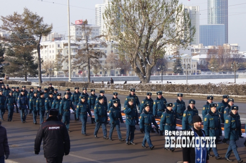 В Екатеринбурге прошла массовая акция в честь Дня народного единства (ФОТОРЕПОРТАЖ)