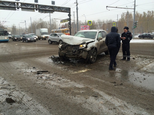 В результате столкновения с автобусом в Екатеринбурге погиб водитель Ford Fusion