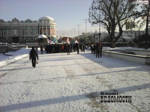 «Мы не боимся холода». В центре Екатеринбурга люди с ограниченными возможностями устроили демонстрацию