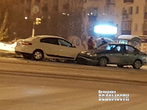 Три автомобиля столкнулись на улице Челюскинцев в Екатеринбурге (ФОТО)