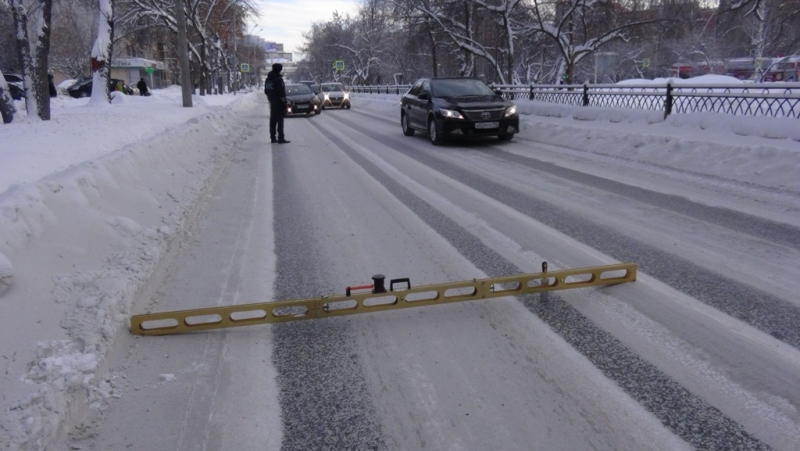 Плохой накат. Колейность зимой. Зимняя колея на дороге. Колейность зимой на дороге. Снежная колея на дороге.
