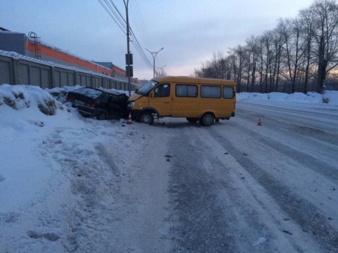В Нижнем Тагиле произошло массовое ДТП с участием маршрутки. Есть пострадавшие (ФОТО)