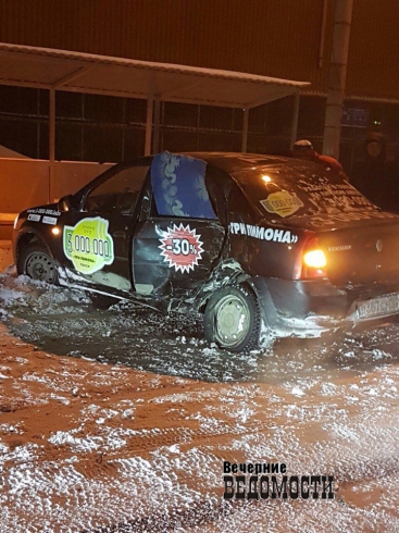 В Екатеринбурге BMW X5 протаранил автомобиль такси (ФОТО)