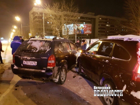 Три машины столкнулись в массовом ДТП на улице Восточной в Екатеринбурге (ФОТО)
